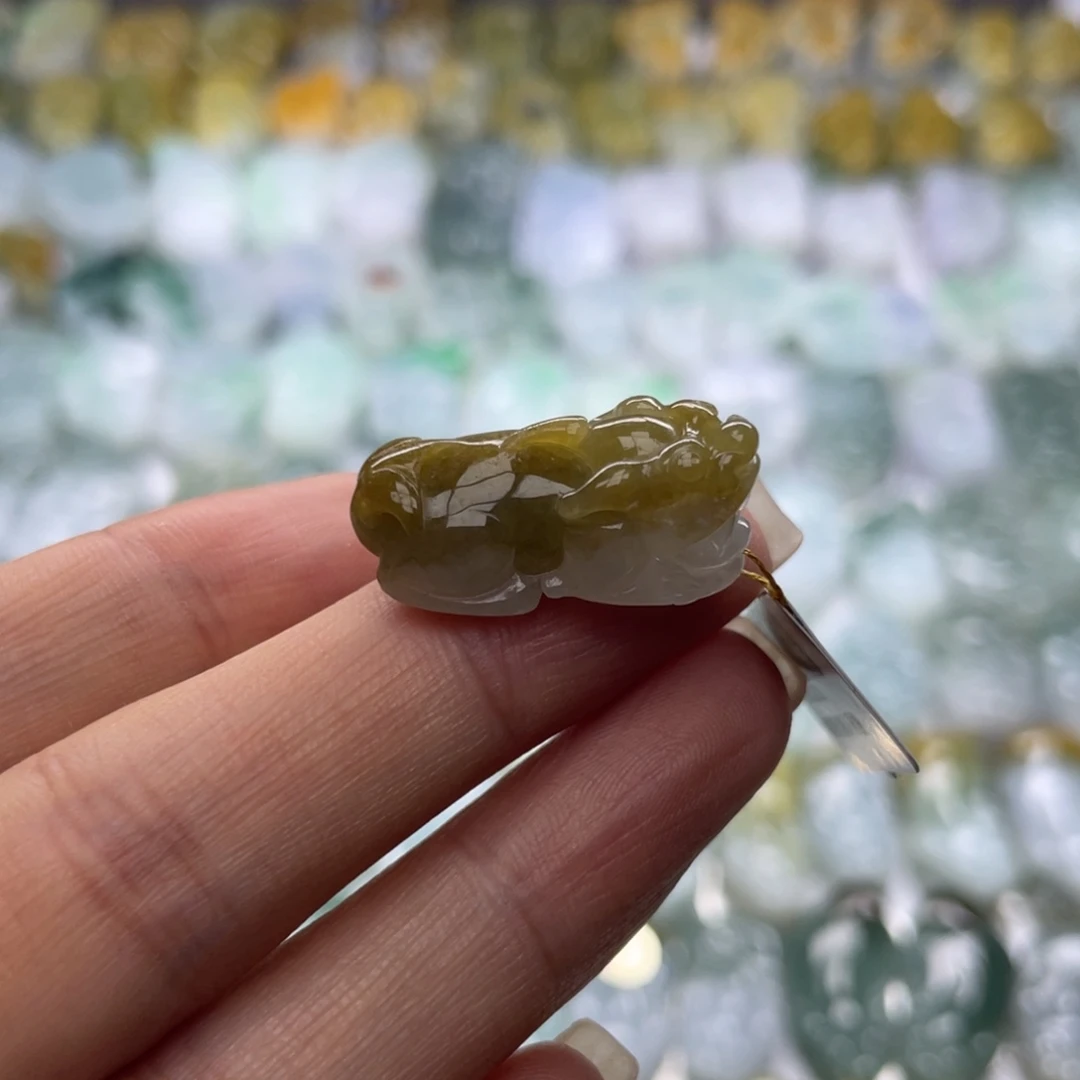 翡翠未镶嵌颈饰貔貅