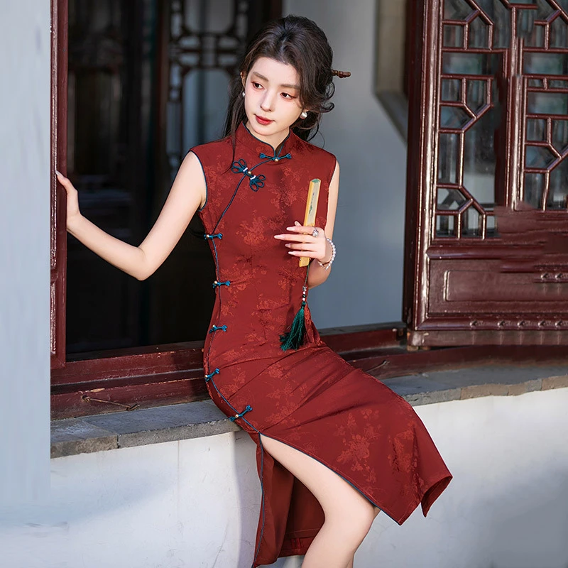 红色无袖新中式中长款改良旗袍2025新款年轻款少女新娘订婚敬酒服