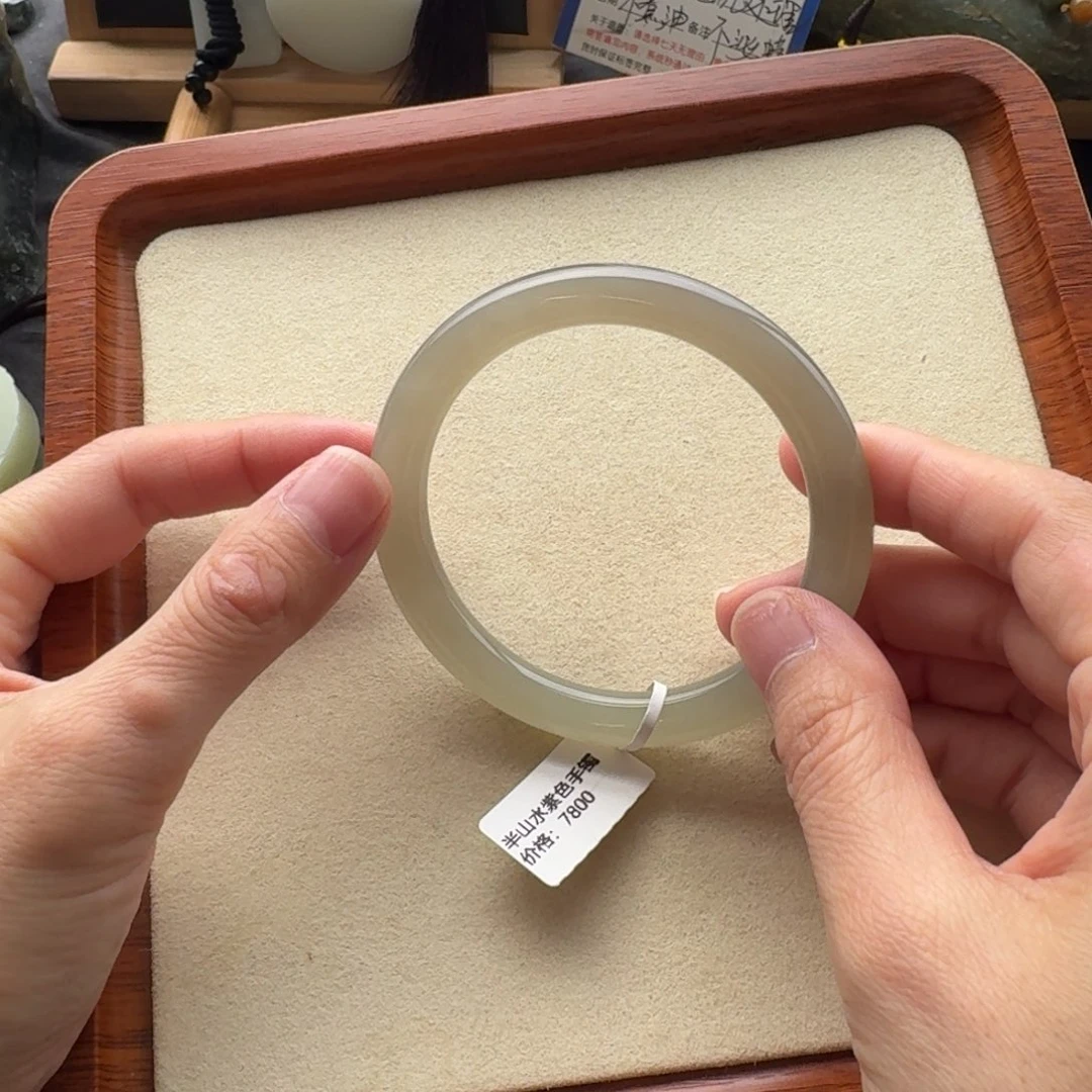 和田玉未镶嵌手镯