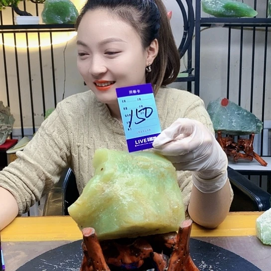 【闪购商品】未镶嵌蛇纹石玉原石简**人