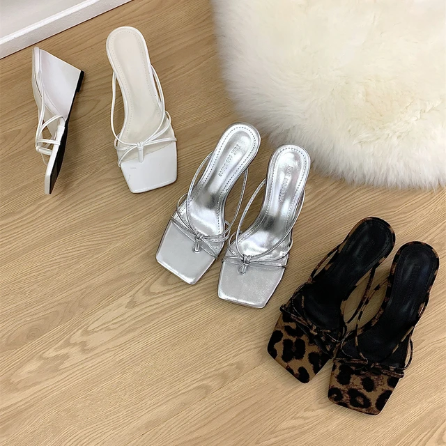 露趾坡跟夹脚人字拖鞋女鞋子外穿2025夏季高跟法式凉拖豹纹法凉鞋