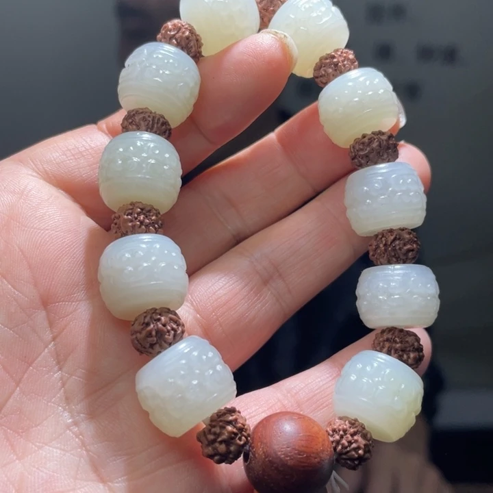 和田玉未镶嵌把件