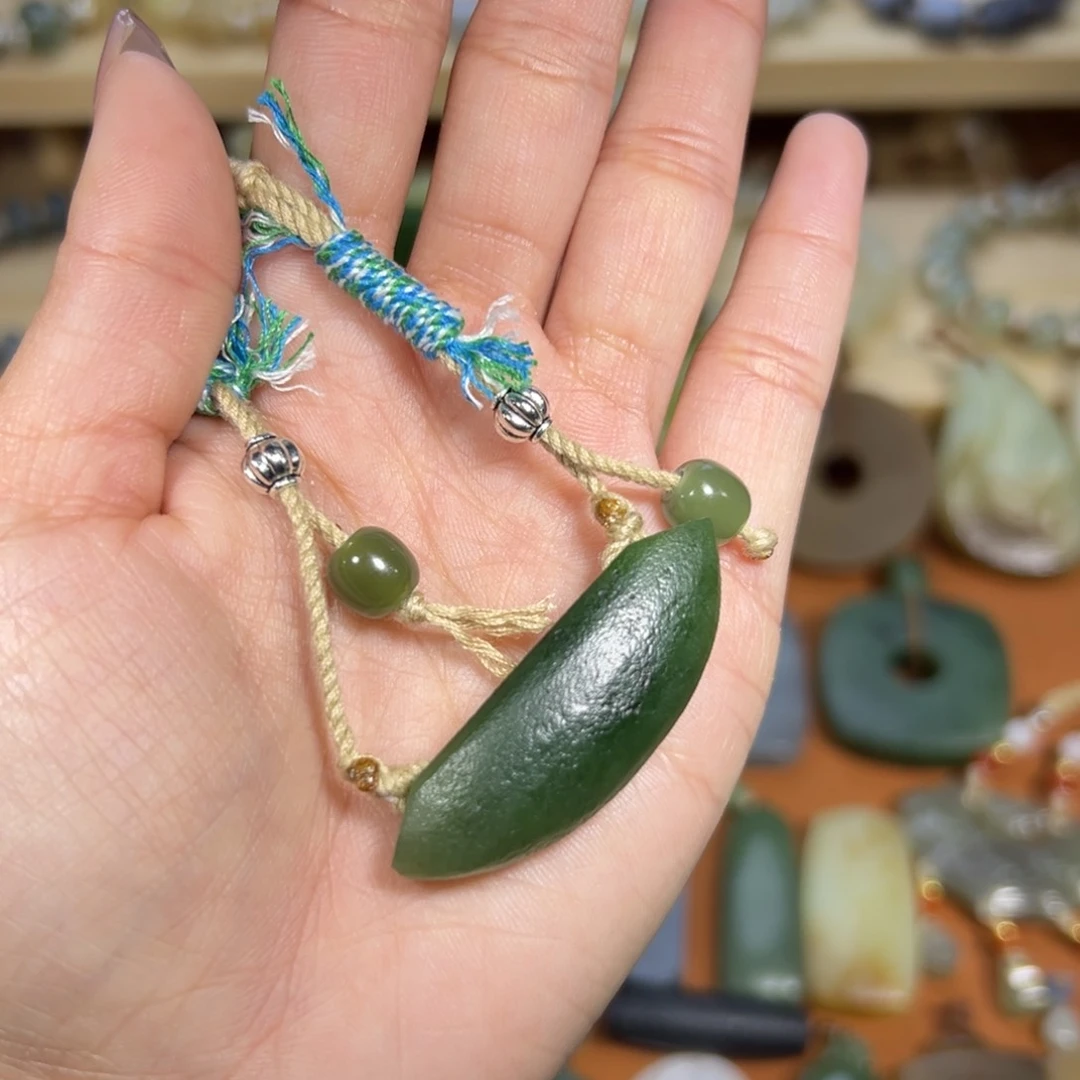 颈饰未镶嵌和田玉（碧玉）