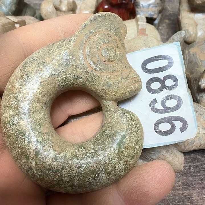 蛇纹石玉颈饰未镶嵌