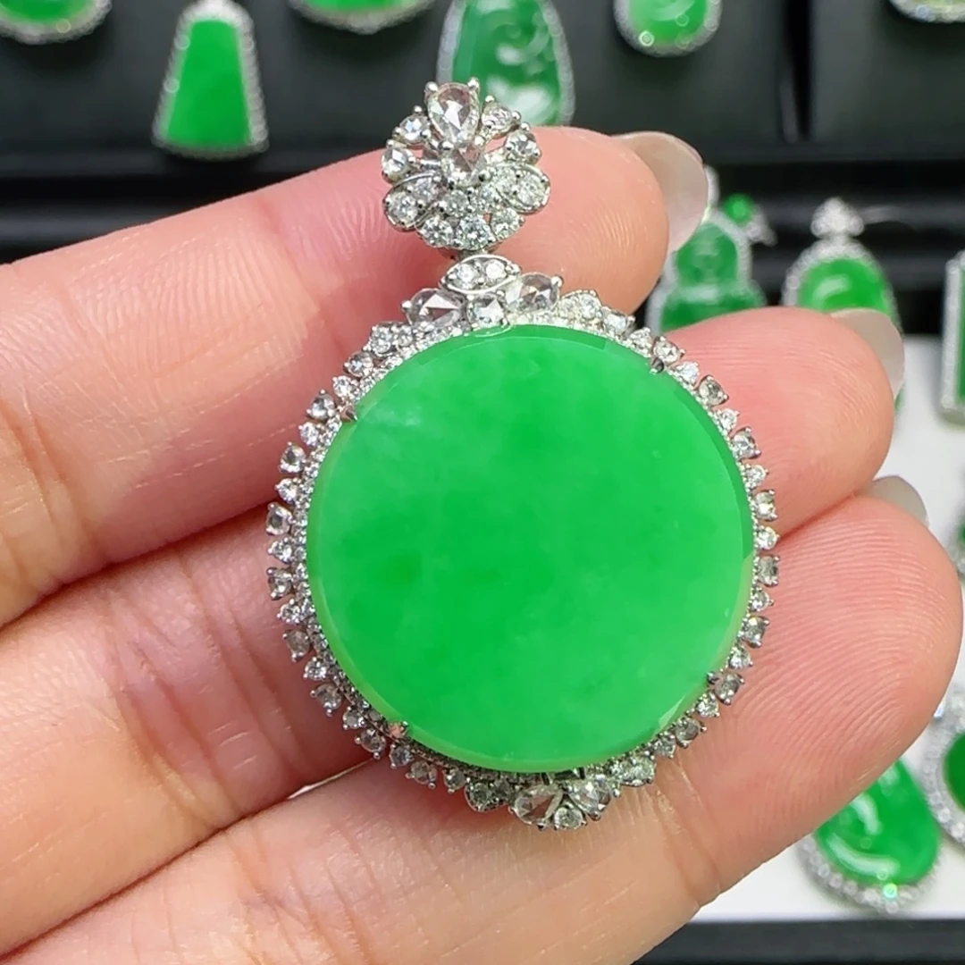 翡翠18K金镶嵌颈饰吊坠