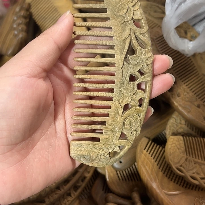 绿檀梳子按摩梳雕花梳