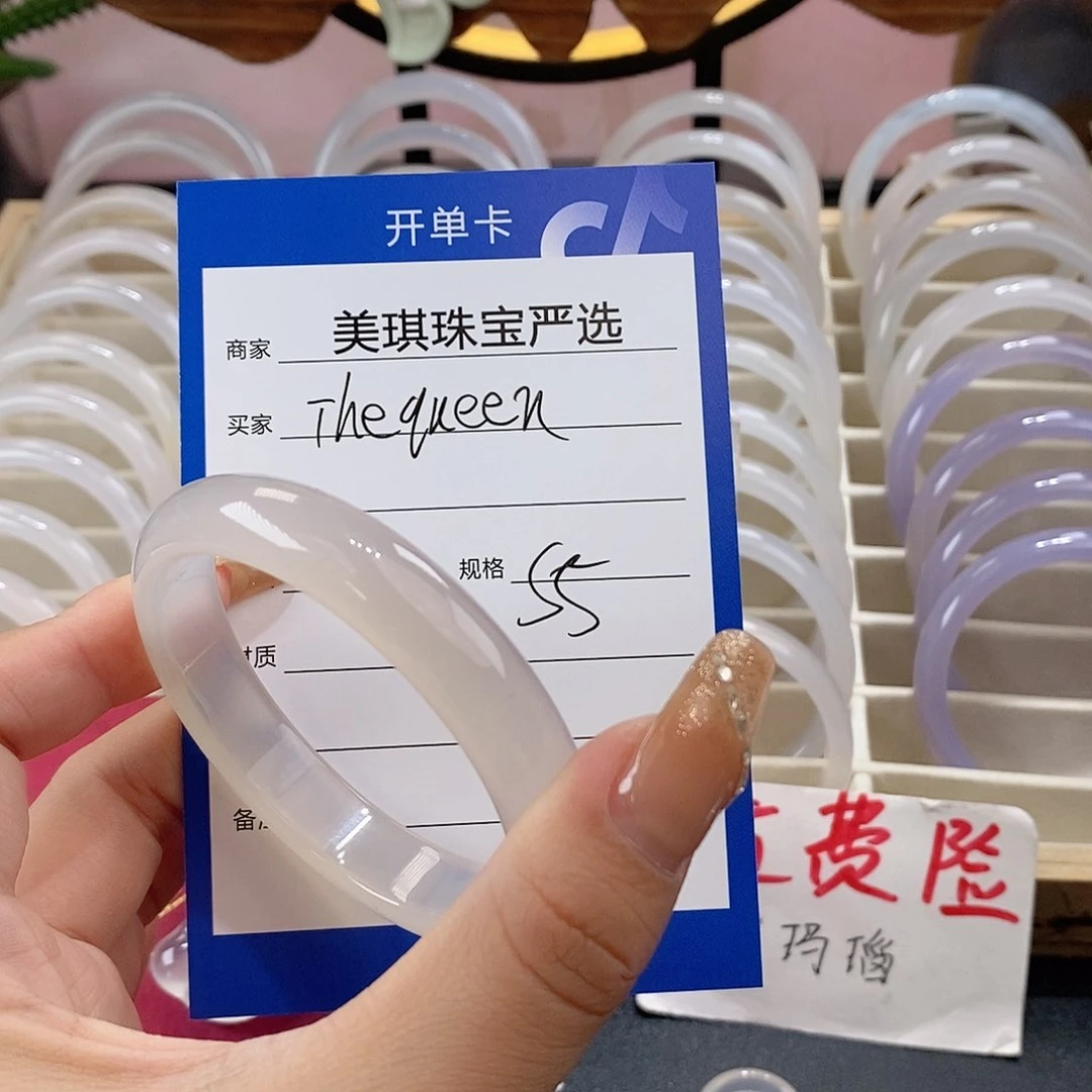 手镯玛瑙/玉髓未镶嵌T****?