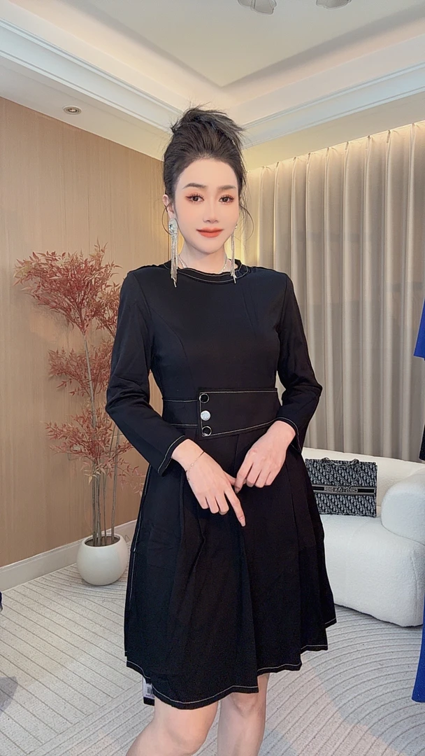 珠边撞色走线圆领收腰显瘦减龄春季新款长袖黑色连衣裙