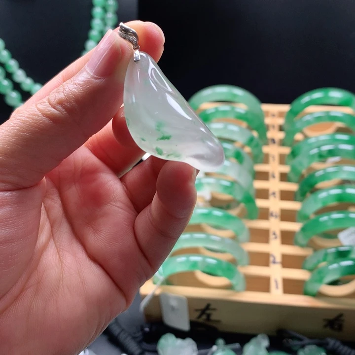 石英质玉吊坠未镶嵌