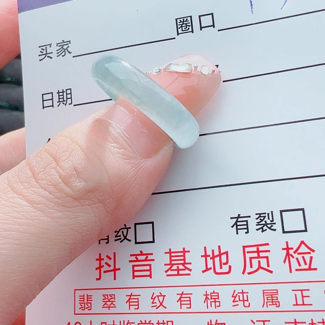 翡翠戒圈未镶嵌。戒圈