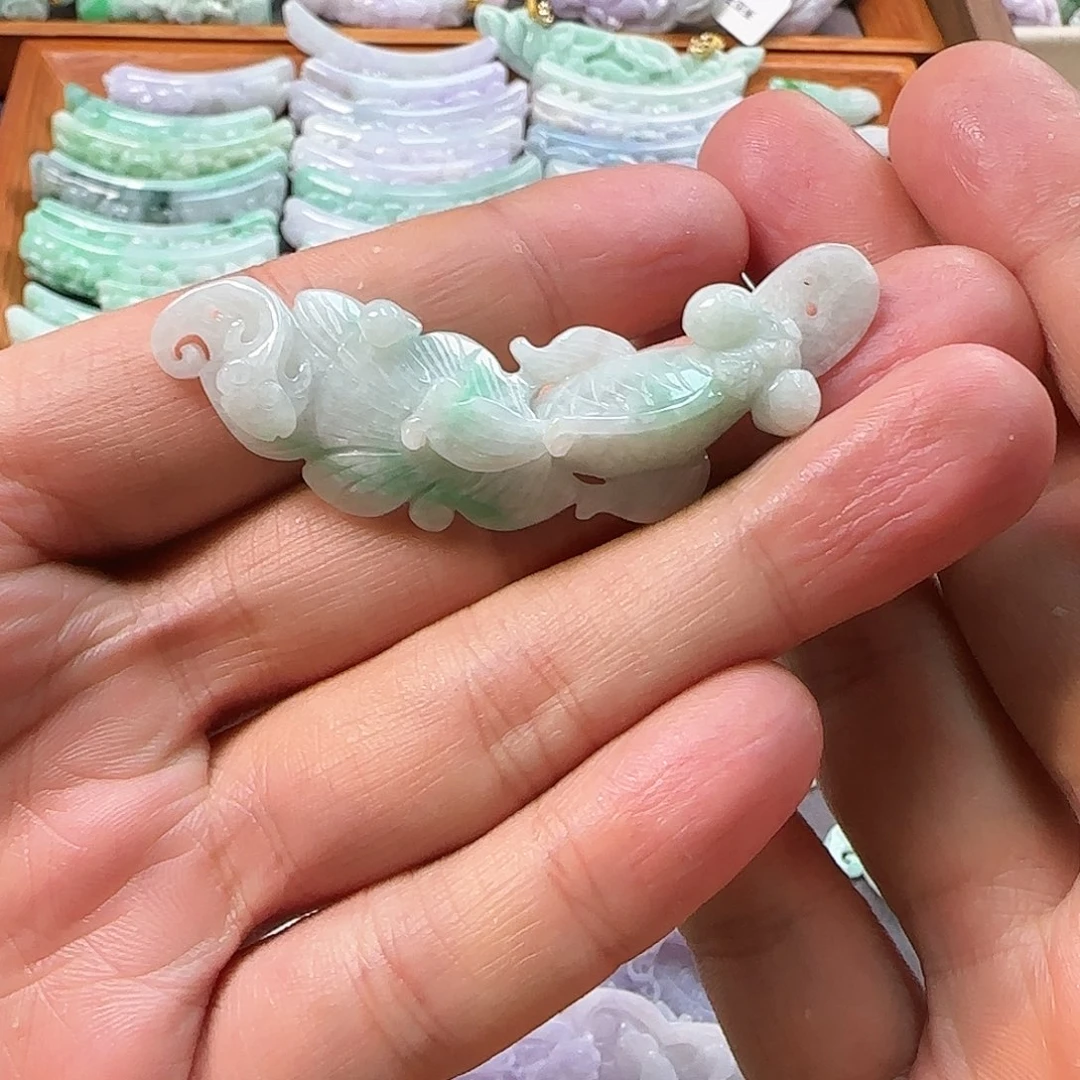 翡翠未镶嵌颈饰小鱼