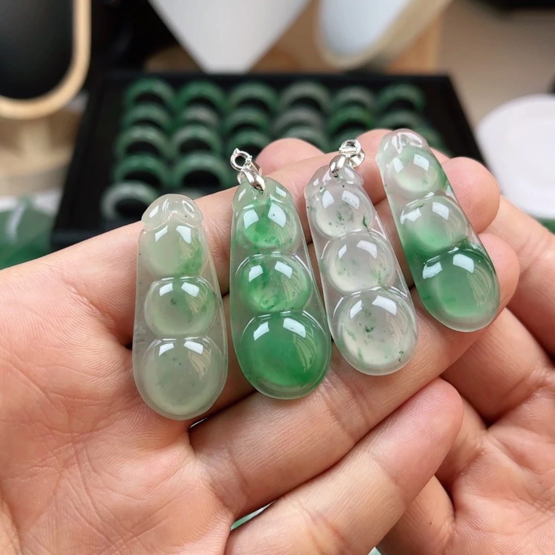 石英质玉（非洲翠）未镶嵌颈饰