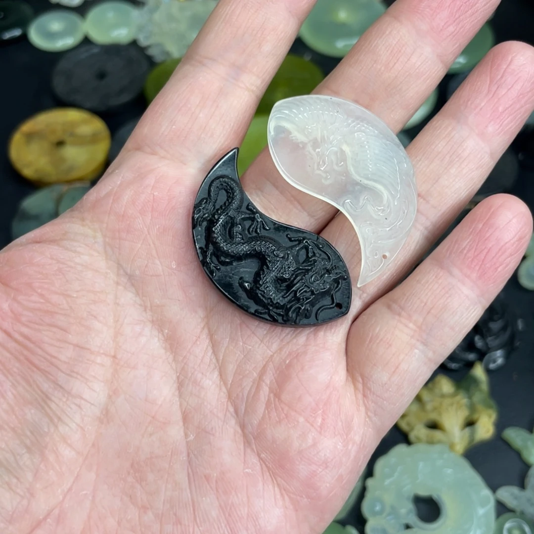 侯***森岫玉未镶嵌颈饰龙凤