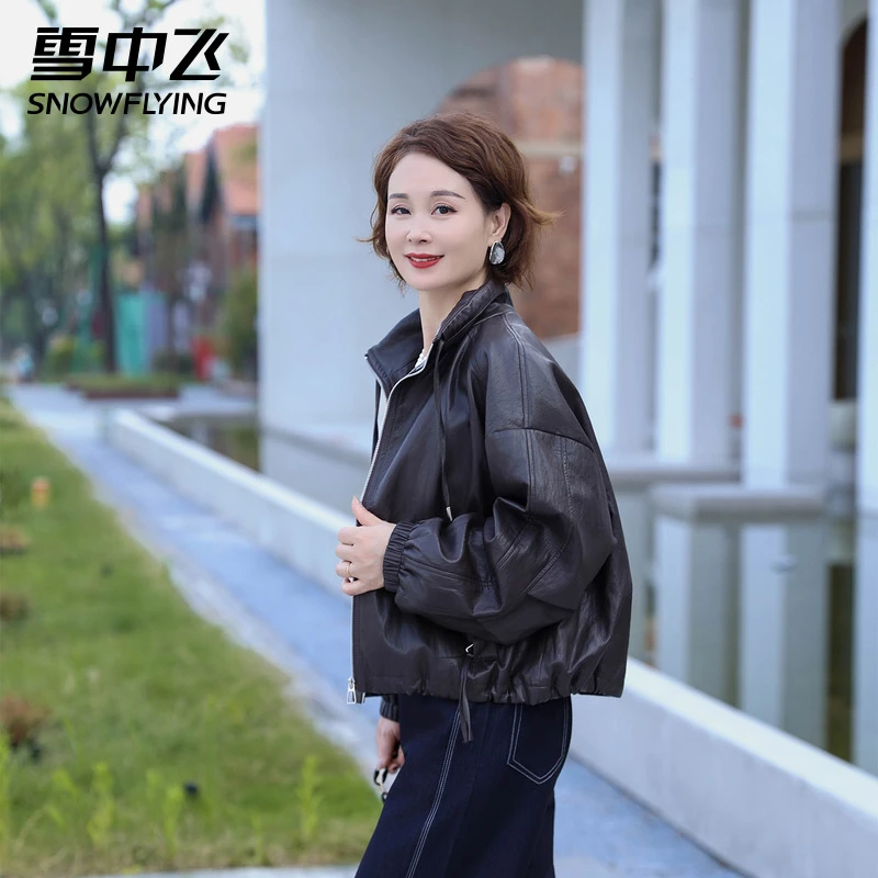 雪中飞妈妈2025新款中老年春秋款皮衣外套短款小个子高级感上衣F