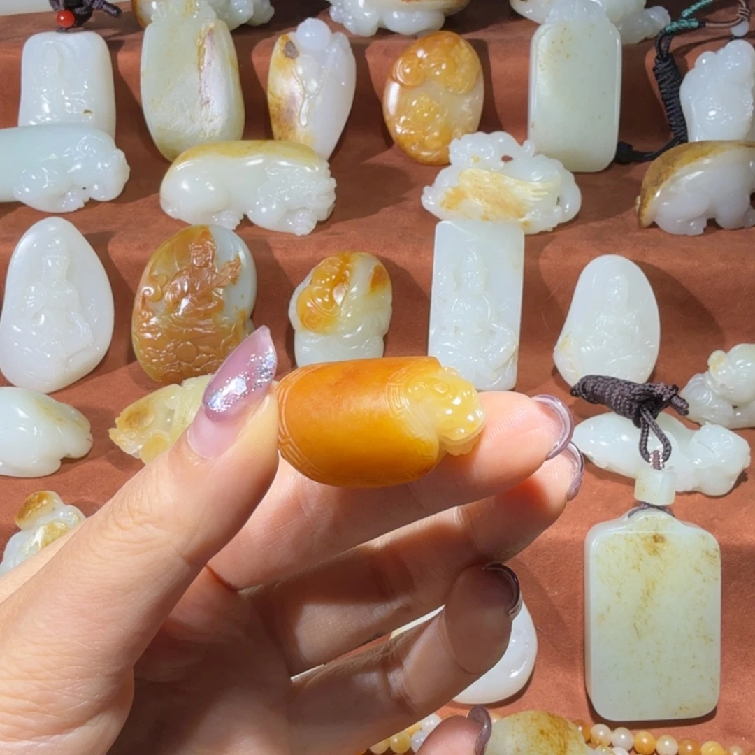 曹***煲和田玉未镶嵌颈饰