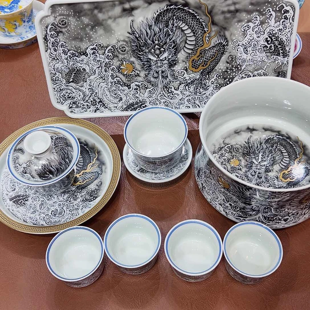 摆件景德镇陶瓷艺术展在上海举办