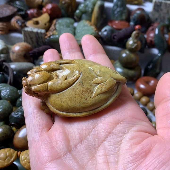 未镶嵌岫岩河磨玉（透闪石质玉）把件