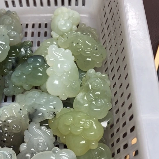 蛇纹石玉颈饰合金我****鱼