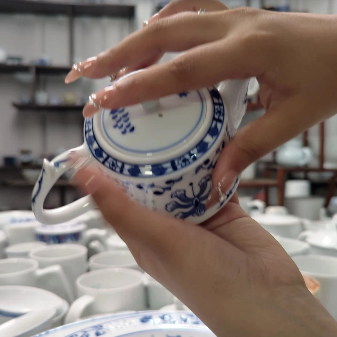 瓷手绘吉祥如意茶壶一个