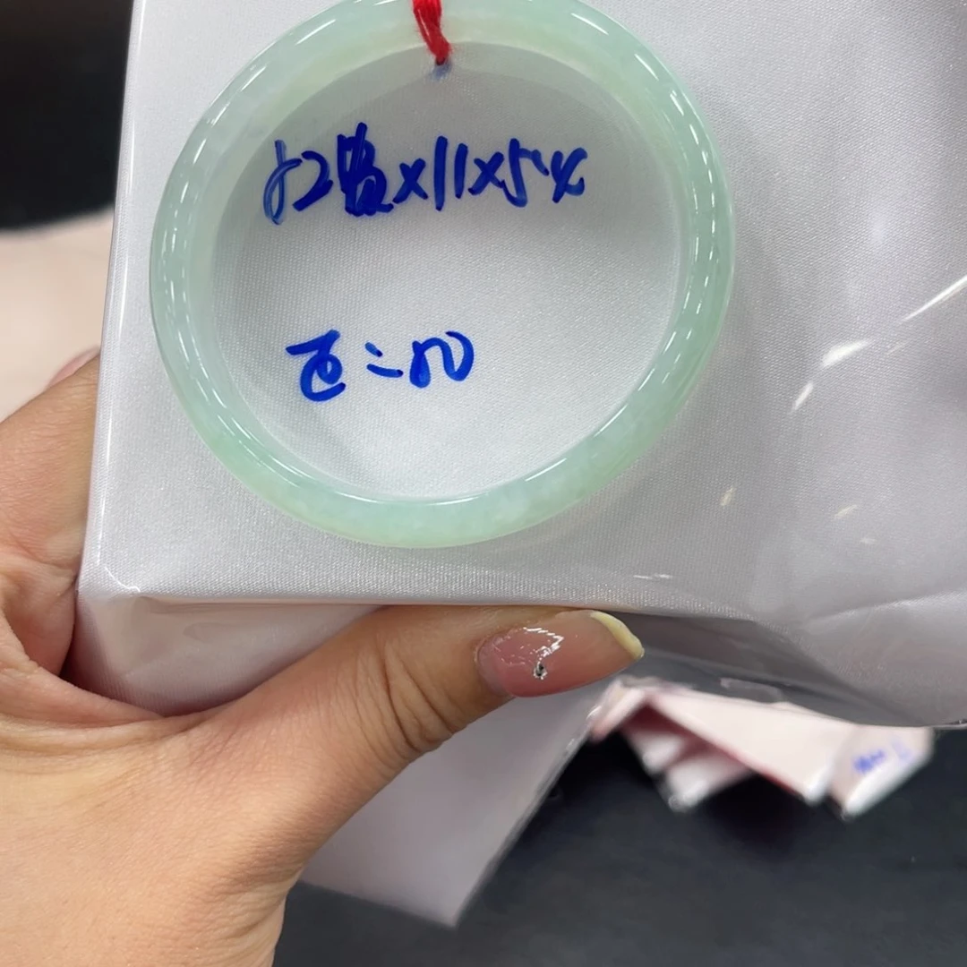 翡翠手镯未镶嵌翡翠