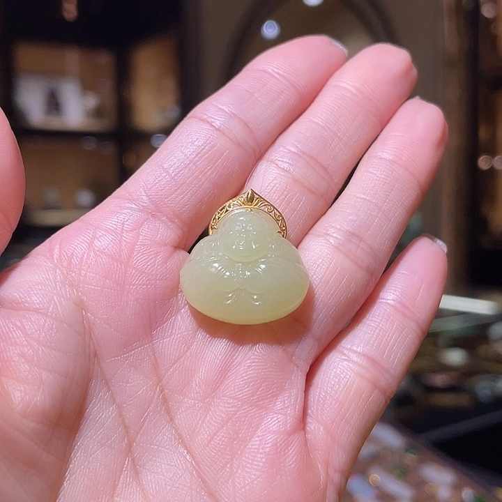 颈饰18K金镶嵌和田玉抱抱佛