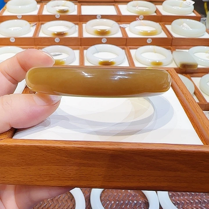 和田玉未镶嵌手镯