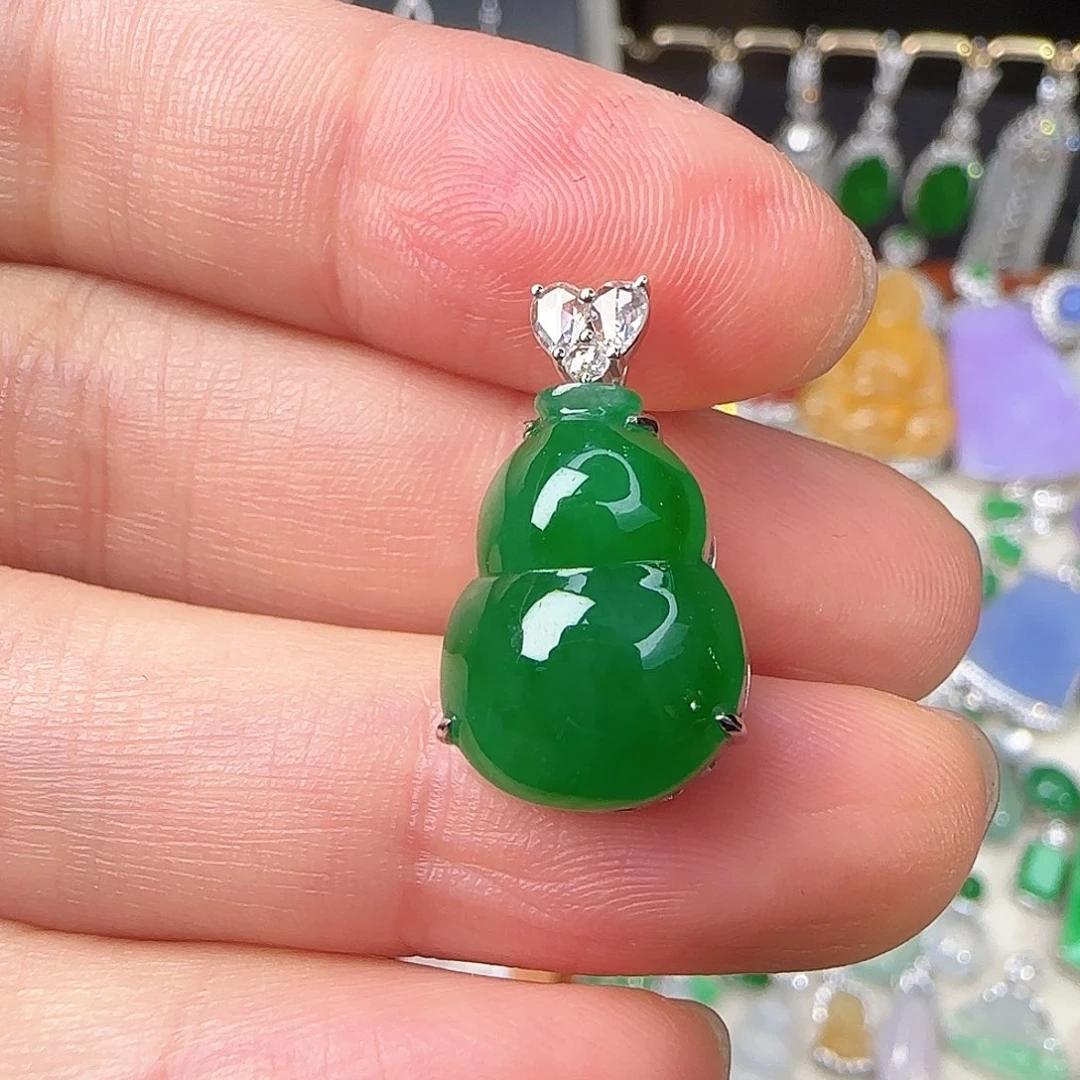 翡翠18K金镶嵌颈饰阳绿葫芦