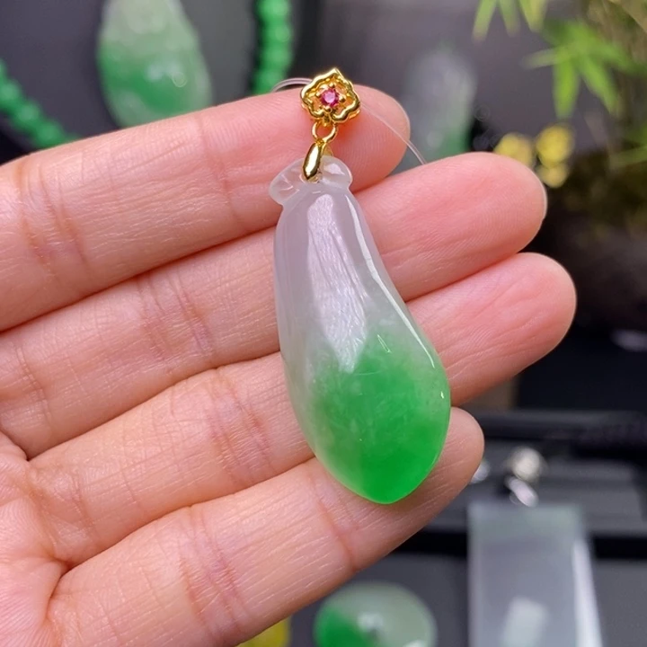 翡翠未镶嵌吊坠(赠链)