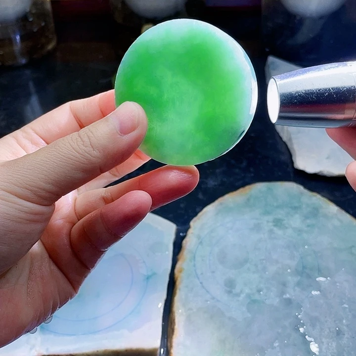 翡翠未镶嵌颈饰毛料31