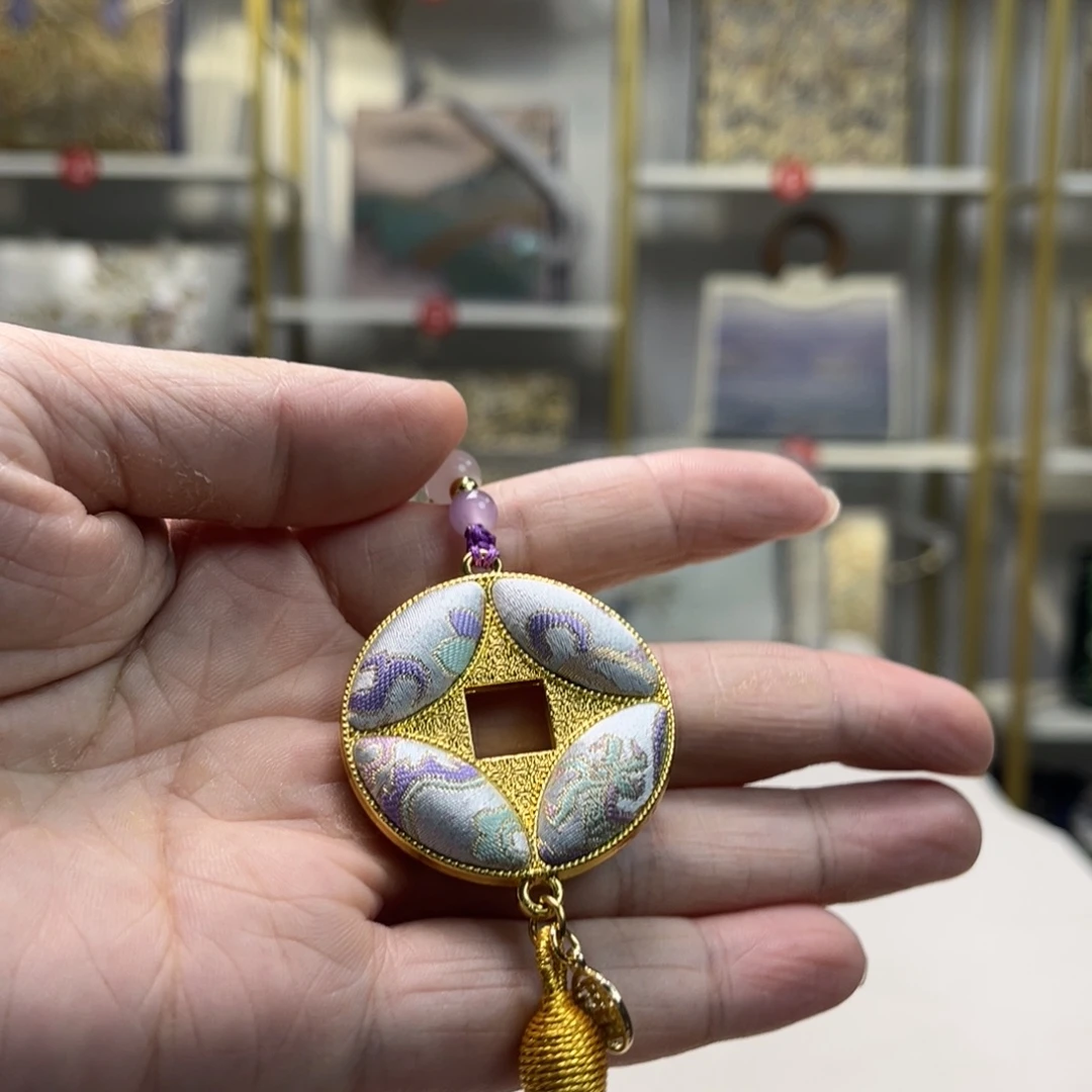 织绣高定风雨中的花朵，倔强又美丽。
