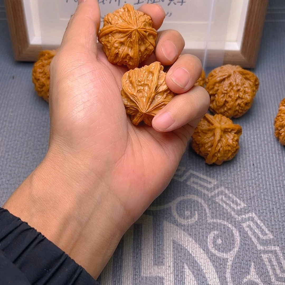 木质文玩核桃四棱