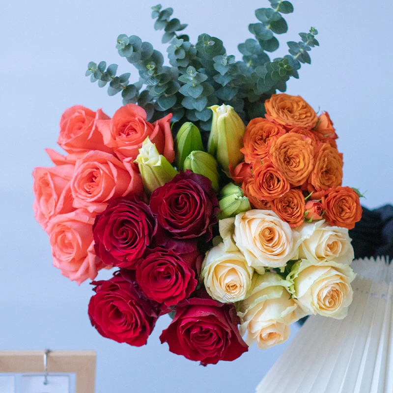 【云南鲜花】粉玫瑰+香槟玫瑰+红玫瑰+多头玫瑰+香水百合+配草