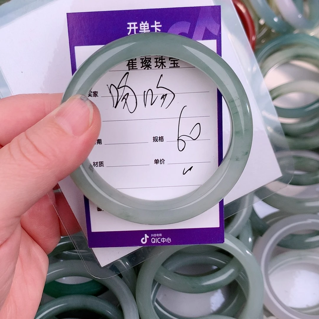 未镶嵌手镯石英质玉（金丝玉）吻*