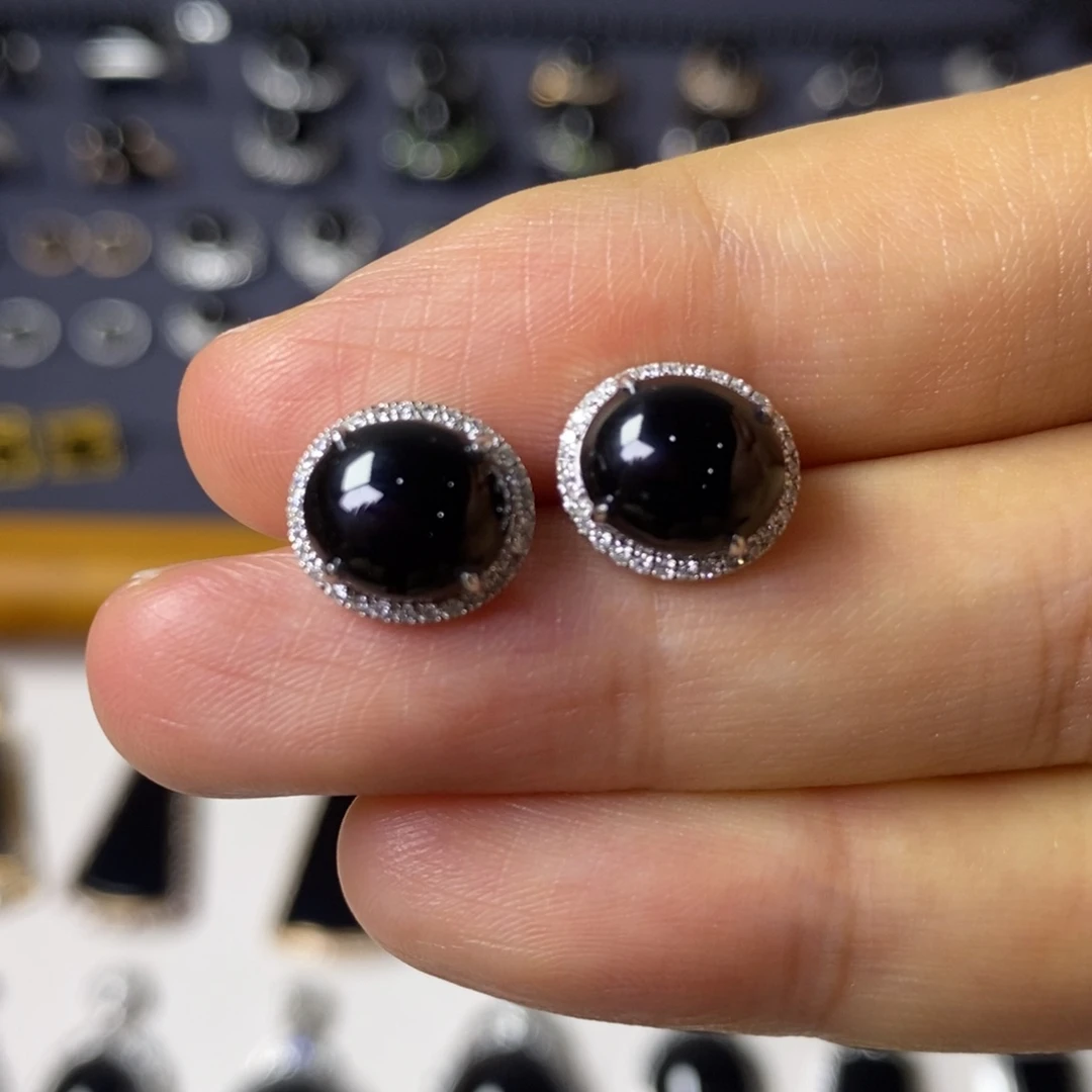 颈饰18K金镶嵌翡翠围钻蛋面耳钉