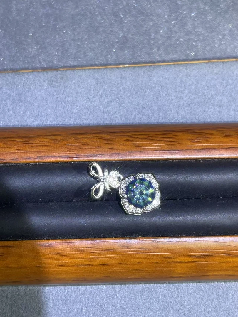 a3027白托黑四叶草吊坠多样性发货