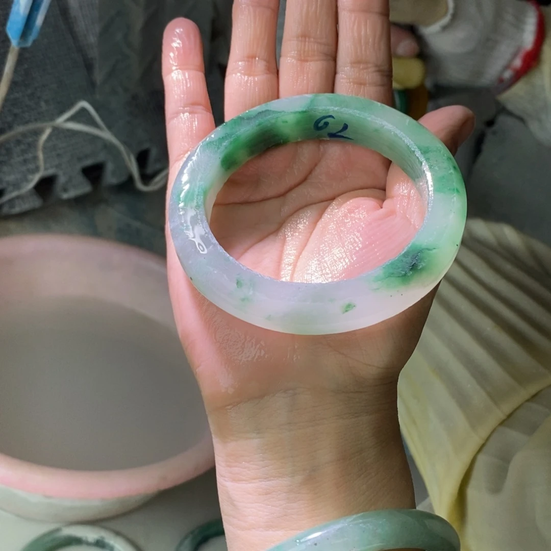 温***_石英质玉（非洲翠）未镶嵌手镯定制