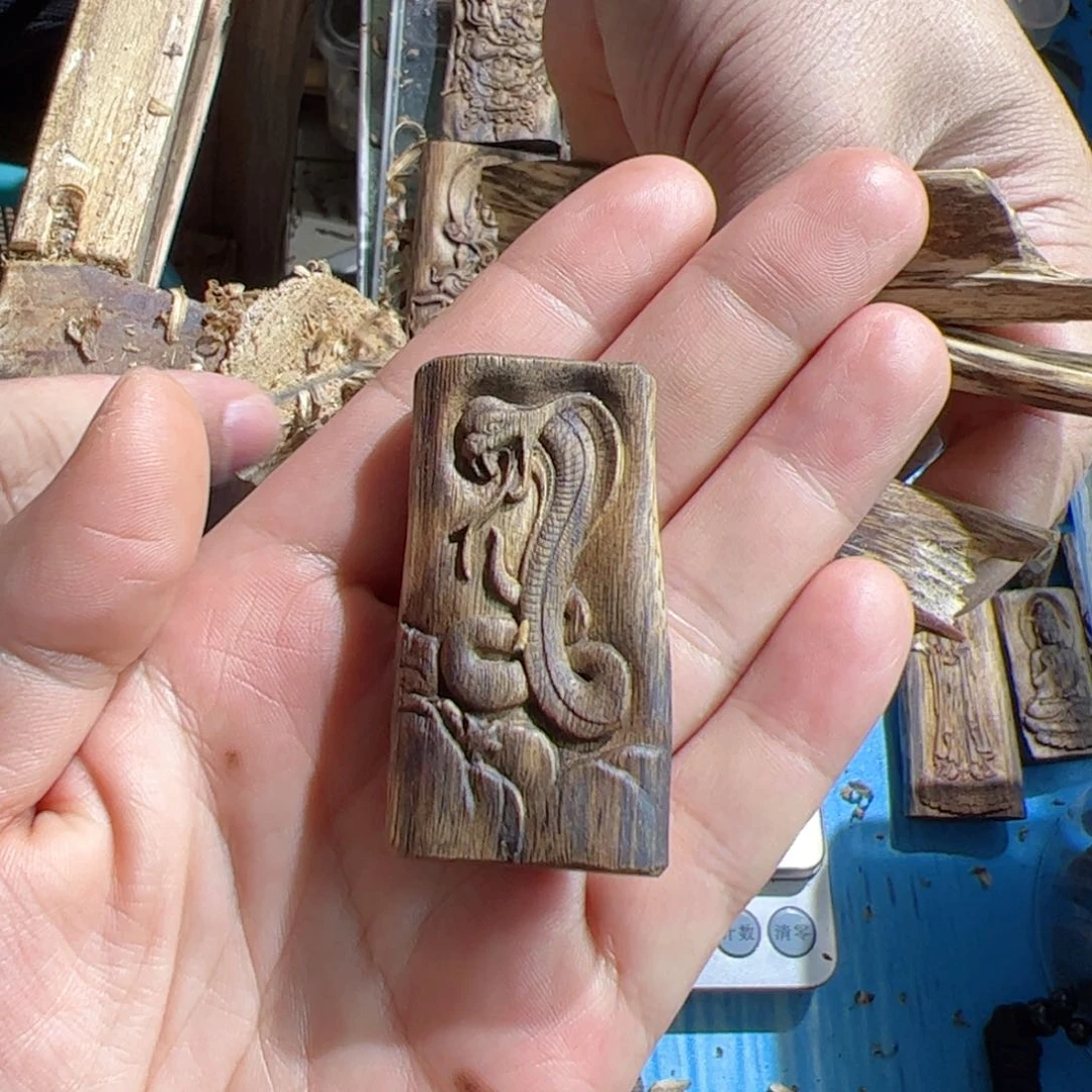 沉香吊坠白棋普贤蛇8克