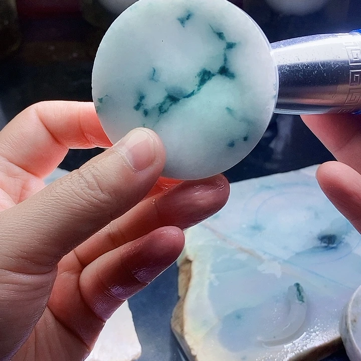 翡翠未镶嵌颈饰毛料