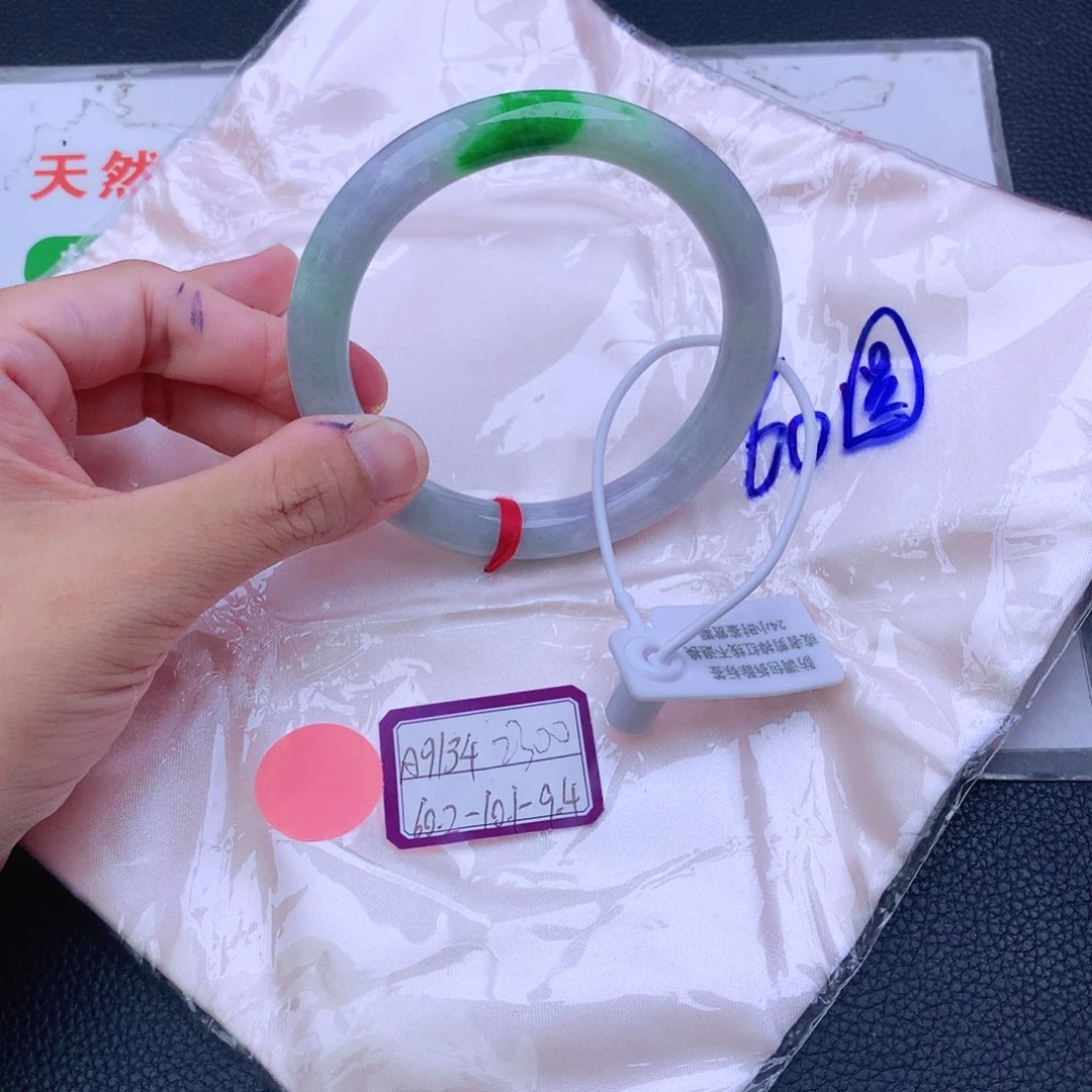 翡翠手镯未镶嵌翡翠