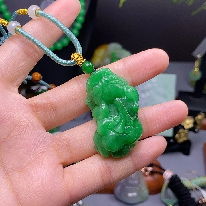 翡翠未镶嵌吊坠(赠链)