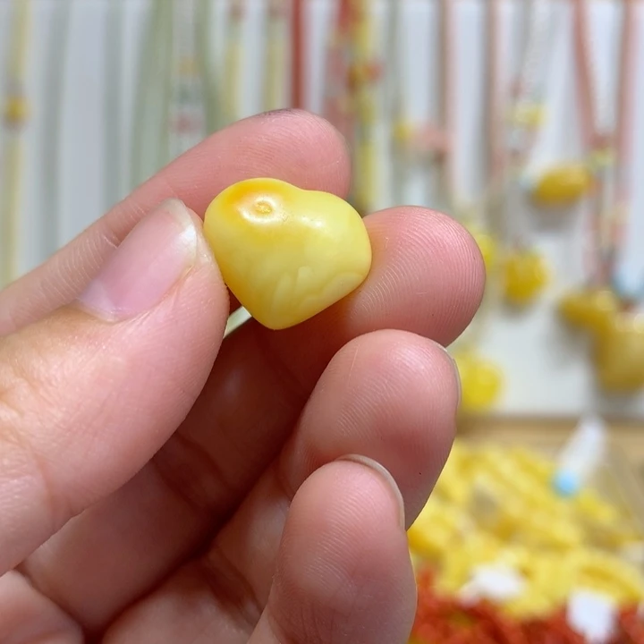 琥珀未镶嵌裸石特价瑕疵