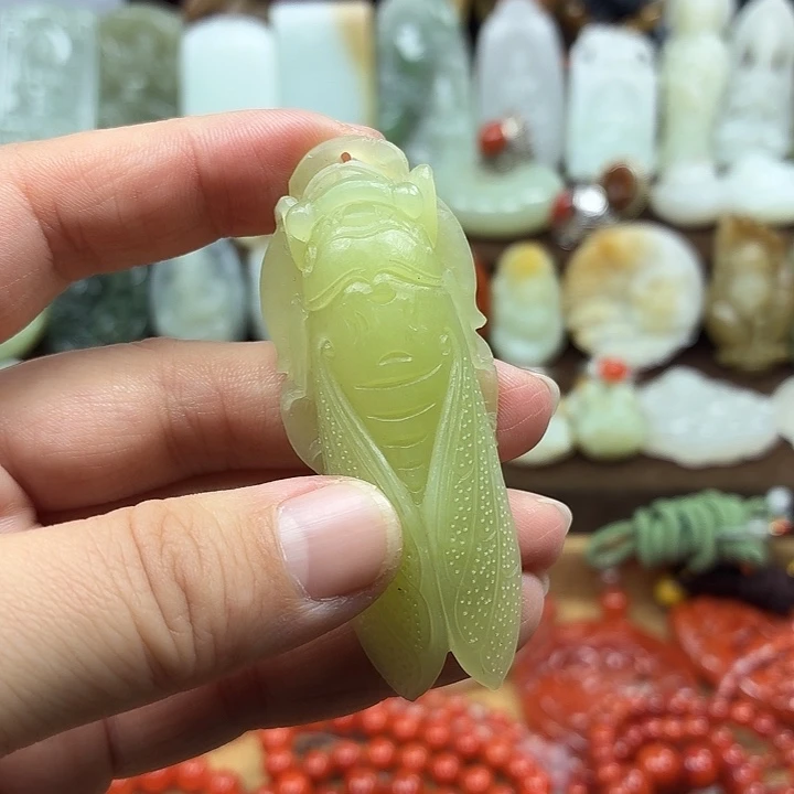 如***是和田玉未镶嵌颈饰