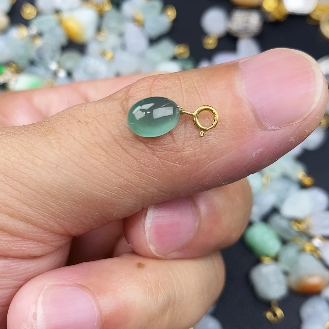 翡翠18K金镶嵌颈饰滴溜