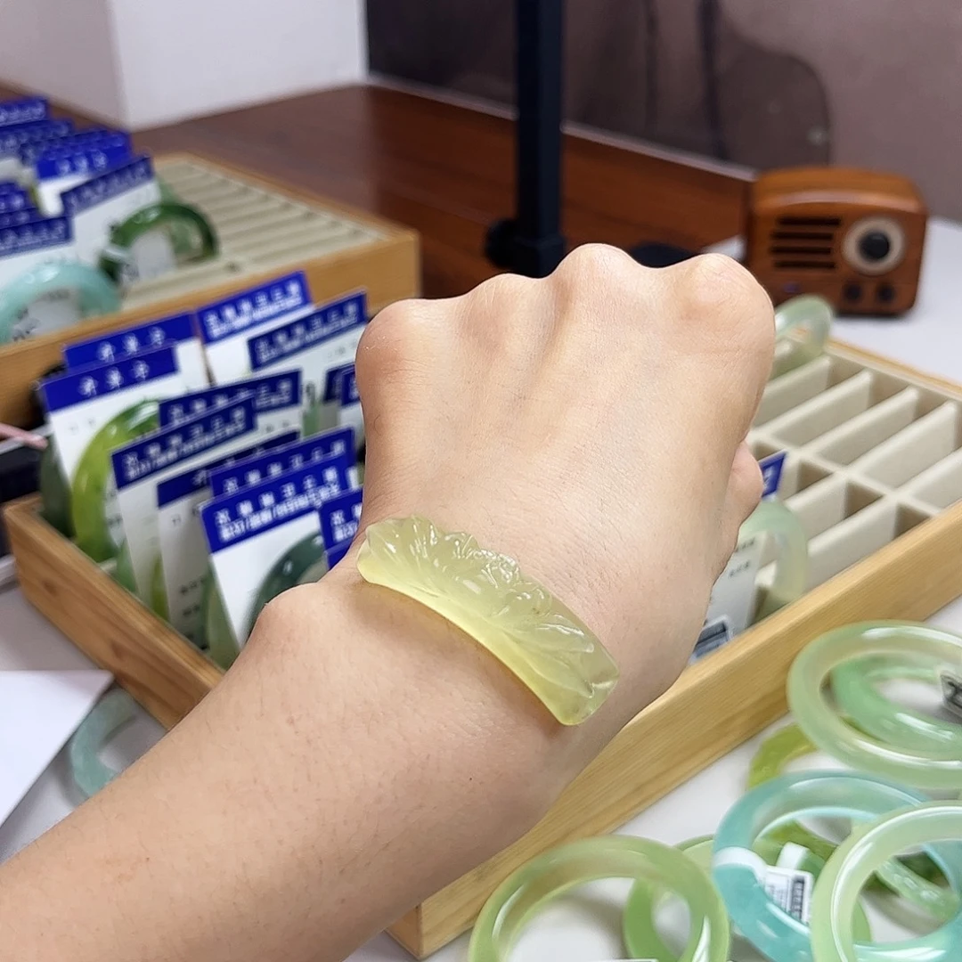 未镶嵌蛇纹石玉吊坠