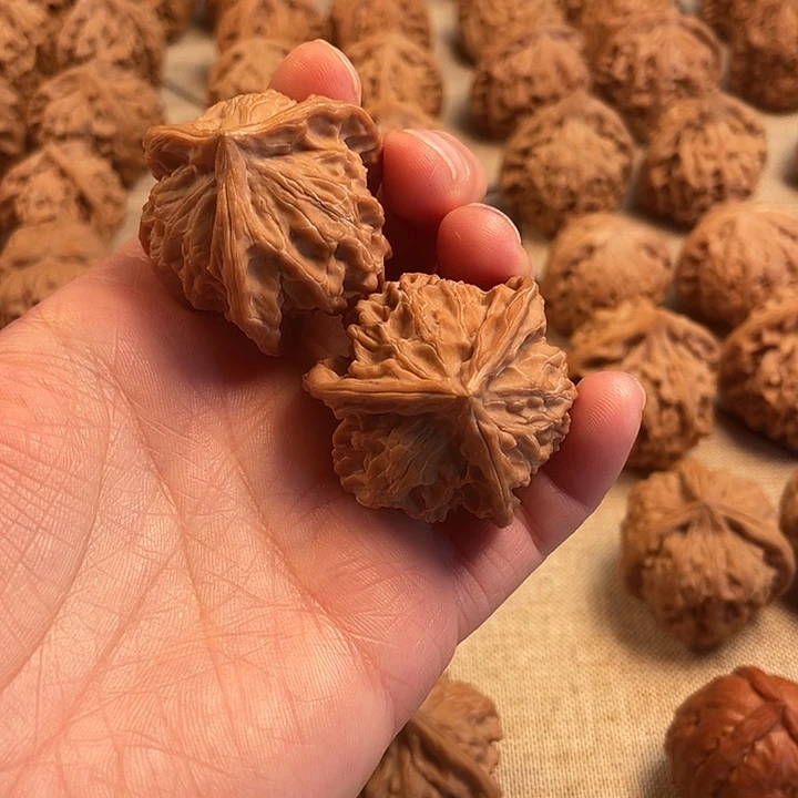 蔚***文玩核桃吊坠盘山三棱