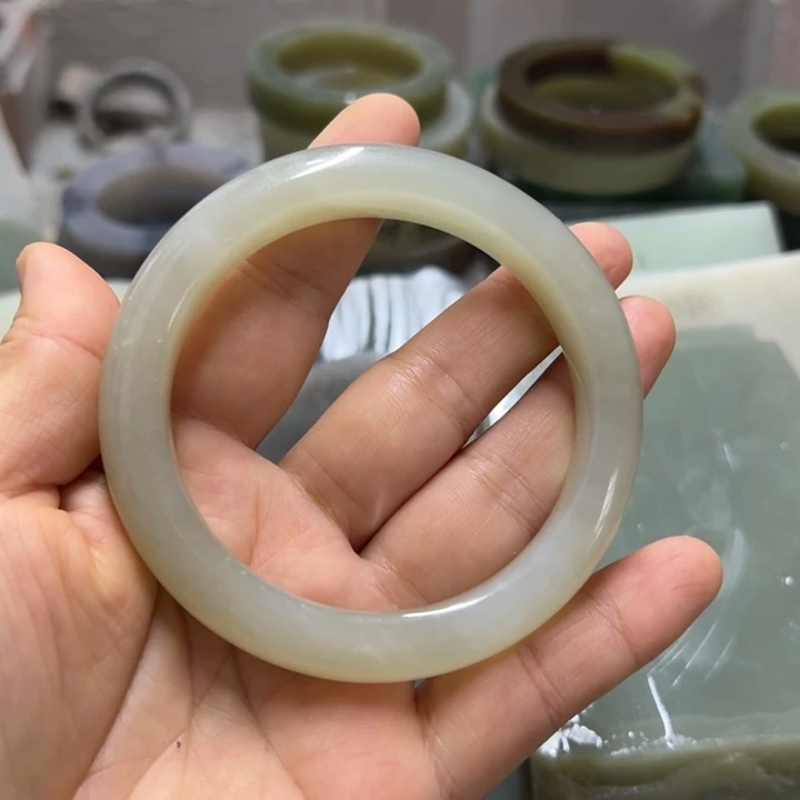 听***壳未镶嵌手镯和田玉（糖玉）加工定制