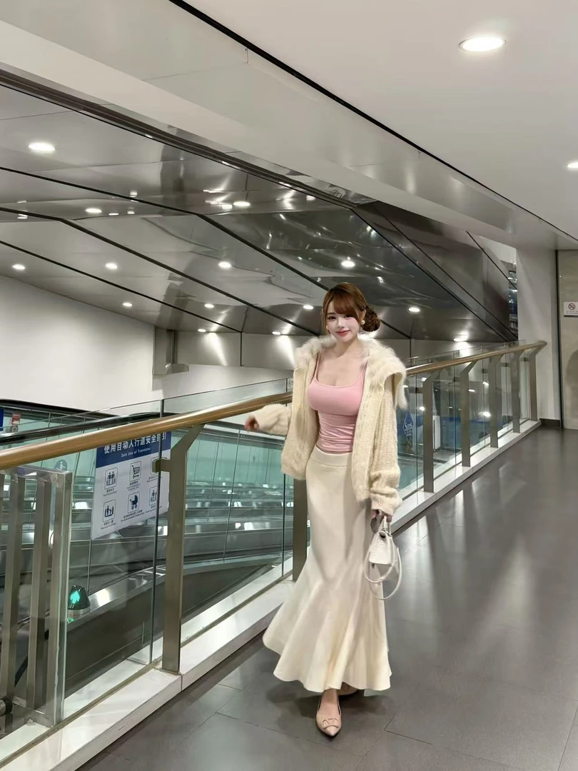 思思家【纯欲妹妹】粉色带胸垫吊带上衣/奶白色鱼尾半裙/毛衣外套
