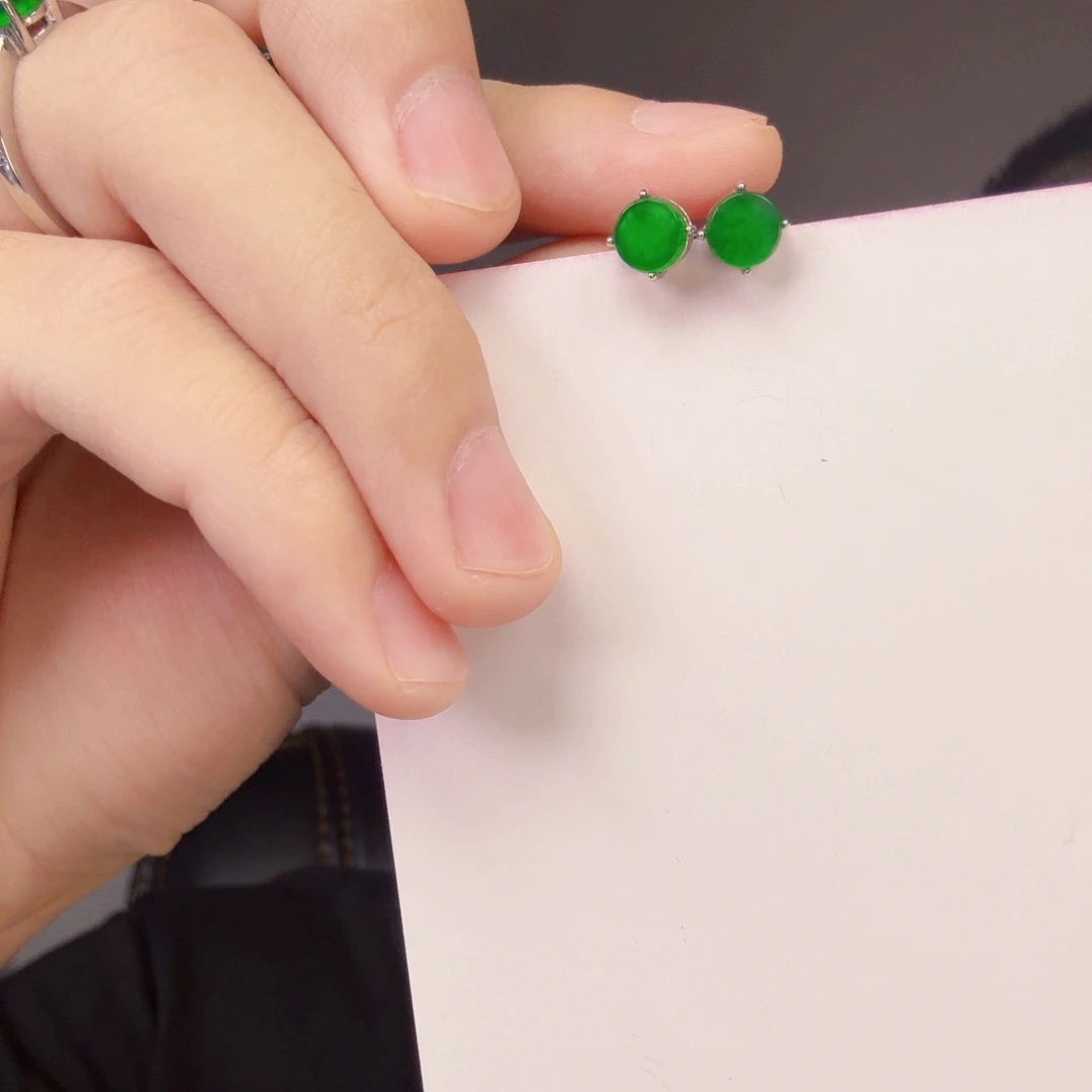 翡翠未镶嵌颈饰一对