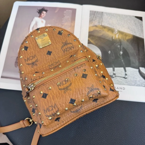95新 MCM 大麦中古/mcm干邑色铆钉双肩包/mini