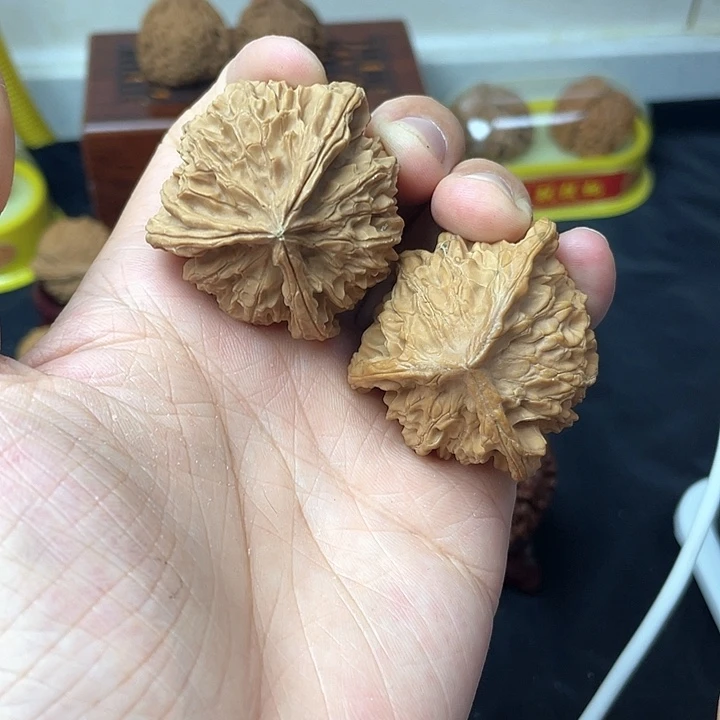 文玩核桃吊坠42盘山三棱 一个小嗑尖